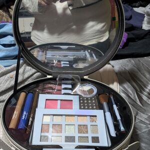 Makeup Kit with Eyeshadow Palette and Lip Colors